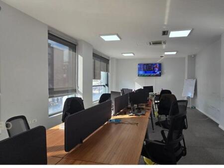 AMBIENT BIZNESI NE RR. HOXHA TAHSIM