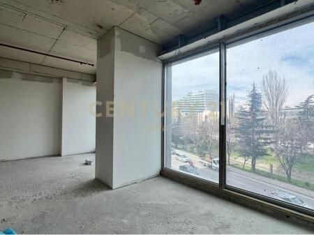 Jepet me qira ambient me fasade nga rruga tek Downtown one ,Rruga e Elbasanit !