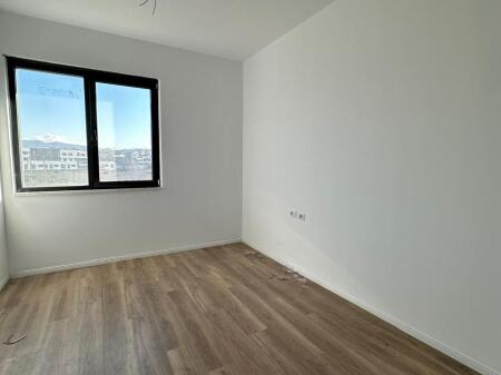 Shitet 2+1+2+ Lavanderi tek Liqeni i Thate