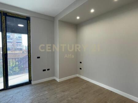 Jepet me qira apartament 2+1+2 ballkone tek Shkolla e Kuqe! 650 € /Muaj