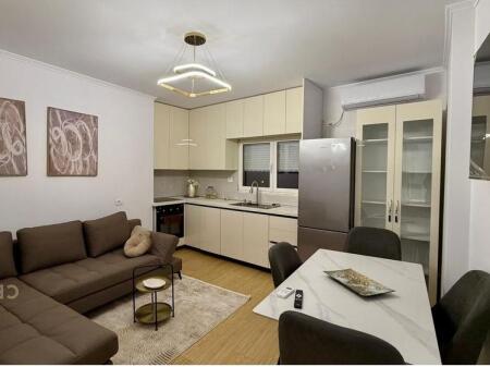 Jepet me qera apartament modern 1+1, Rruga e Dibres tek Medreseja