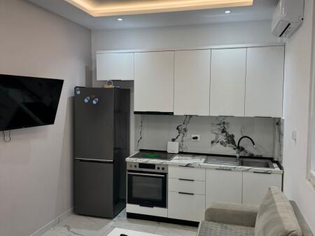 🏢Nella zona di 5 Maj, dopo Concord Center, è in affitto un appartamento 1+1 arredato, 45.000 Leke   