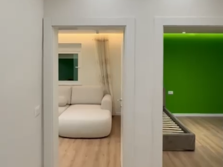 Jepet apartamenti me qera 2+ 1  750 euro  rr Kavajes