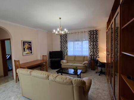 Apartament 1+1, Komuna e Parisit!