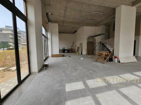 JEPET ME QIRA NJËSI KOMERCIALE ME FASAD NE RRUGE (CORNER), PRANE ISH FUSHA AVIACIONIT 1,300 € /Muaj