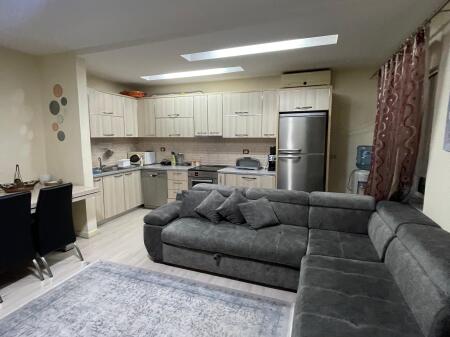 Shitet apartament 2+1 me hipoteke mbrapa pallatit me shigjeta