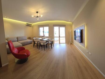 Jepet me QIRA apartament 2+1+ verandë në Ish Bllok afër Sky Tower