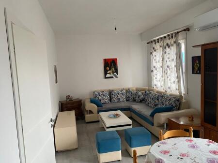 Jepet me qera 2+2 mobiluar komuna Parisit 599 eu ashensor