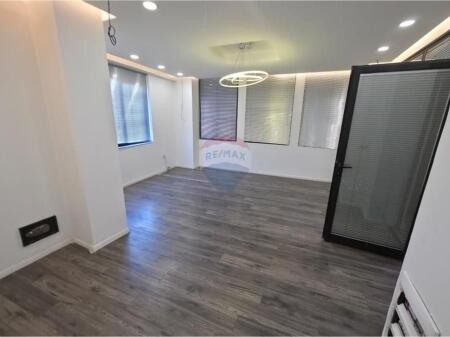 Zyrë me Qira – 370 m² te Usluga