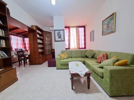 Me Qira: Ultra 2+1+kuzhinë vec 📍Rr. Kavajës - Pas Garden Building Kati 8, Me ashensor (50.000 lekë/muaj)