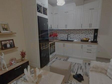 Shitet, Apartament 1+1+2 Ballkone, Materniteti i Ri, Tiranë.
