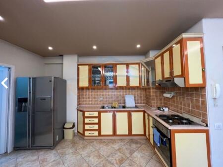 Shitet 1+1 60m2+ 70m tarrace ne perdorim golem 20m nga deti