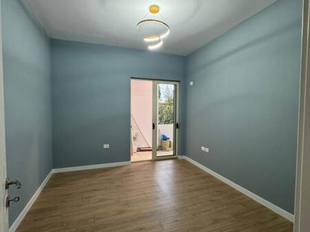 Shitet Apartament 2+1, Fresk