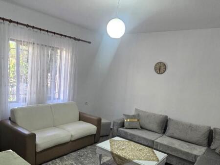 Jepet me qera Shtepia 1+1 , ish Parku i autobuzave rruga Babe Rexha 400 Mije Leke