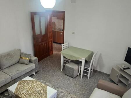 Jepet me qera Shtepia 1+1 , ish Parku i autobuzave rruga Babe Rexha 400 mije 
