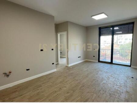 Jepet me qira apartament 2+1+2 ballkone tek Shkolla e Kuqe