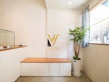 JEPET AMBIENT BIZNESI 50M2 ME QERA TE ISH EKSPOZITA 50.000 LEKE