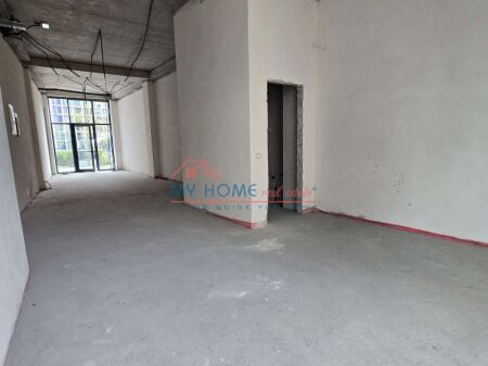Negozio+Posto Auto in Vendita a Lake View Residence Tirana