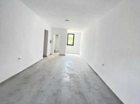 Dyqan Ne Shitje Prane Stadiumit Dinamo (ID BD1166) Tirane