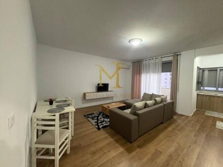 APARTAMENT 2+1 ME QERA ,PRANE URT NE DURRES!