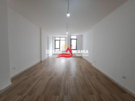 Locale Commerciale in Affitto nel Centro di Tirana (ID 42611402)