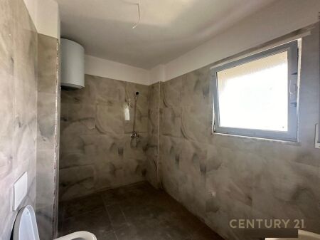 Shitet apartament 2+1+2 në Xhamllik