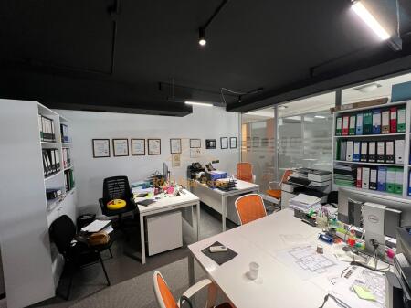 🏢 AMBIENT ZYRE ME QERA – Pazari i Ri, Tiranë