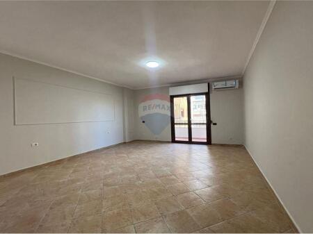 Ufficio con due posti auto in affitto presso il Comune di Parigi!