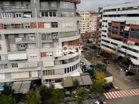 Shitet apartament 1+1 UNAZA E RE