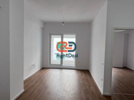 Tek Kompleksi Kaimi, Shitet Apartament 1+1 Me Planimetri Te Rregullt!