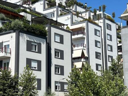 Penthouse in vendita al lago secco 2+1+2, con veranda, nel complesso FZ, insieme a 2 posti auto