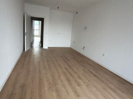 Zyre Me Qera prane Rruges se Elbasanit (ID BZ27102) Tirane