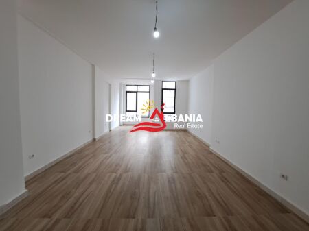 2 Ambienti Commerciali in Affitto nel Centro di Tirana (ID 42611403)