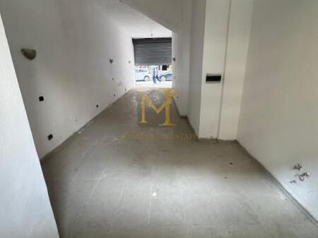 Shitet ambient komercial ne Plazh. Afer shkolla Bajram Curri