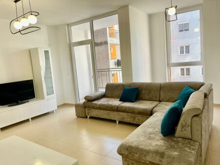 APARTAMENT ME QERA 2+1 STACIONI I TRENIT 650 EURO