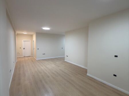 Apartament 3+1 per shitje, Prane Kodres, te Eleonora