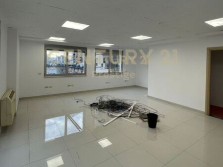 ✨ Jepet me Qira – Ambient i Madh Zyre pranë Librit Universitar 📍