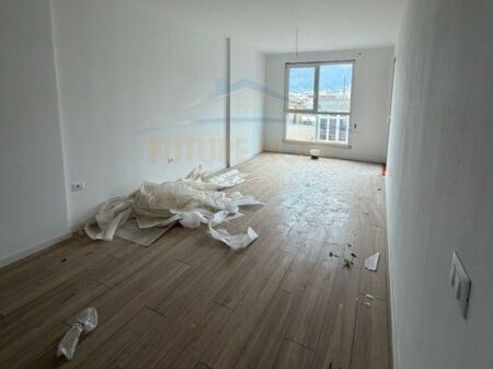 SHITET APARTAMENT 1+1 PRANE STACIONIT TE TRENIT