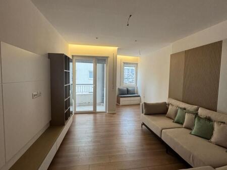 SHITET APARTAMENT 2+1 KAFE FLORA " DONIKA CENTER"