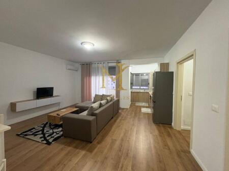 APARTAMENT 2+1 ME QERA ,PRANE URT NE DURRES!