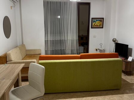 Jepet me qera 2+2 te treni mobiluar ashensor 599 eu