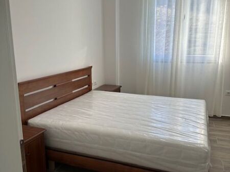 Apartament 2+1+2 poste parkimi në Kombinat I sapo mobiluar