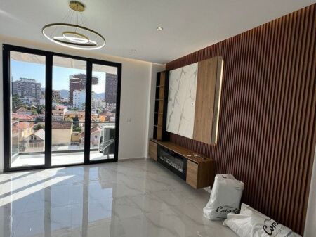 Shitet Apartament 2+1+2 me 2 poste parkimi – 21 Dhjetori