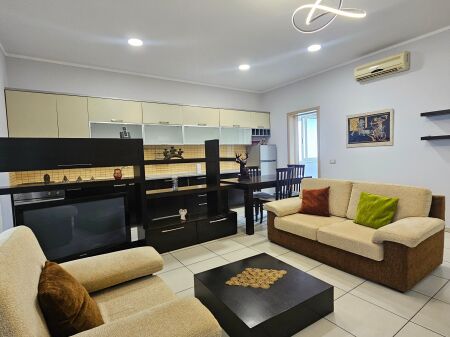 A Myslym Shyr "vicino alla banca BKT Affittasi appartamento 2+1+2 wc 5° piano palazzo vecchio "senza ascensore" 120 m² completamente ristrutturato da zero Prezzo 55.000 lek