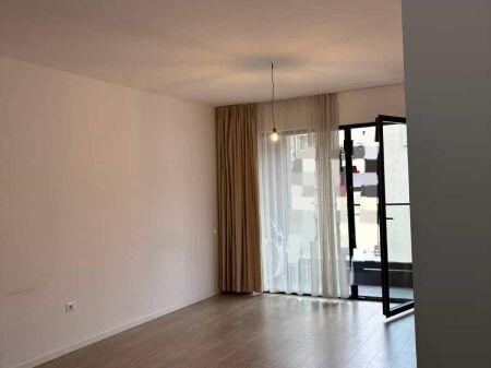 Ufficio in Affitto 1+1 Vicino al Comune di Parigi (ID BZ2804) Tirana