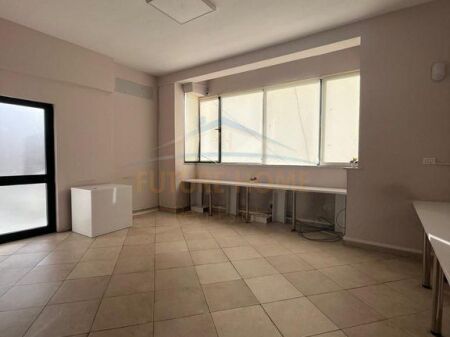 Qera, Ambjent Biznesi, 21 Dhjetori, Tiranë