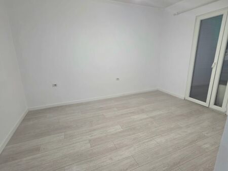 Tirane, jepet me qera apartament 3+1+Ballkon Kati 2, 92 m² 700 € (Rruga e kavajes) 
