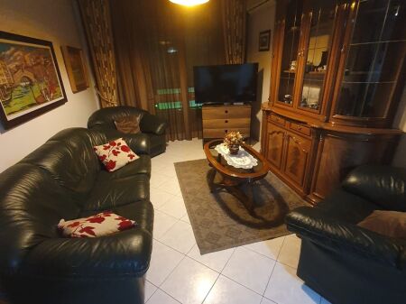 🏢In the Ali Demi area, near Zgara Korcare, a furnished 2+1+2 apartment is for rent. 60,000 Leke    