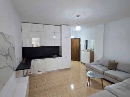 Shitet apartament vije e parë te Shkembi i Kavajes