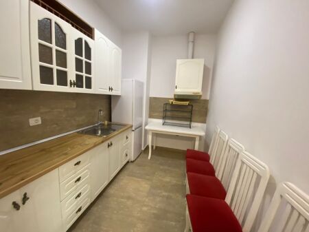 Jepet me qira 2+1+verande Rr.Peti Liqeni i Thate 550 mije leke